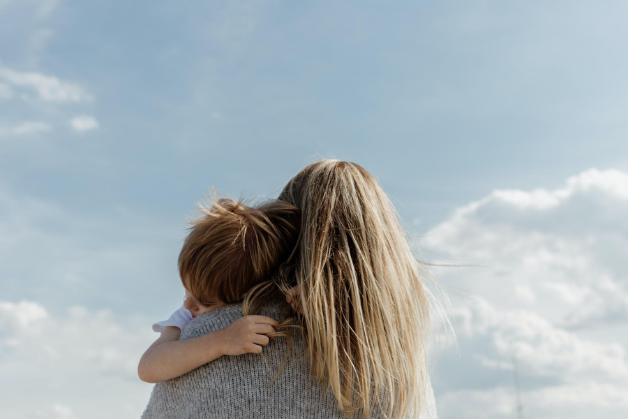 Een introverte moeder zijn is niet altijd gemakkelijk