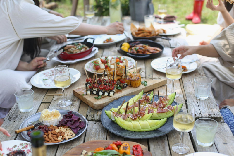 Borrels en de zomerbarbecue: overleven én genieten in de zomer als introvert